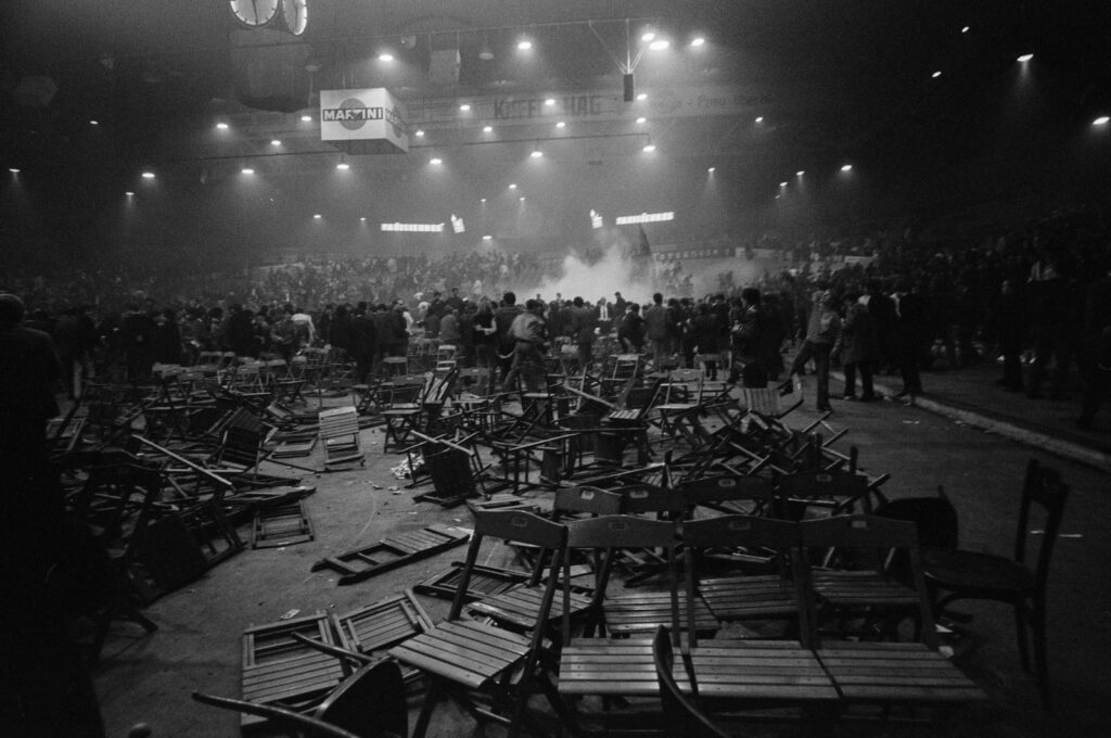 Hier ist das Bild vom Rolling Stones Konzert im April 1967. Nach dem Umwerfen von Klappstühlen kam es zu Ausschreitungen und Auseinandersetzungen mit der Polizei.